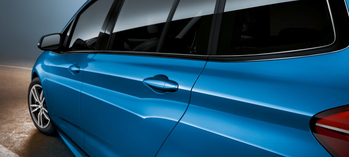 Seitenpartie BMW 2er Gran Tourer F46 Facelift 2018 Estoril Blau metallic Nahaufnahme