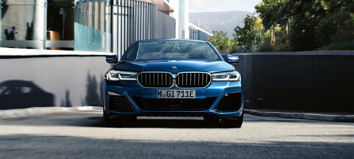Doppelniere und Frontschürze BMW 5er Limousine G30 Facelift 2020 Phytonicblau Nahaufnahme Front