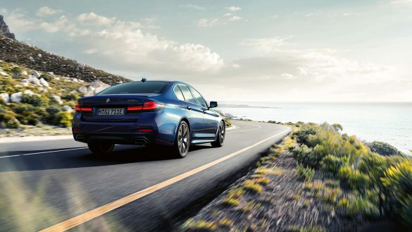 BMW 5er Limousine von rechts hinten auf der Straße