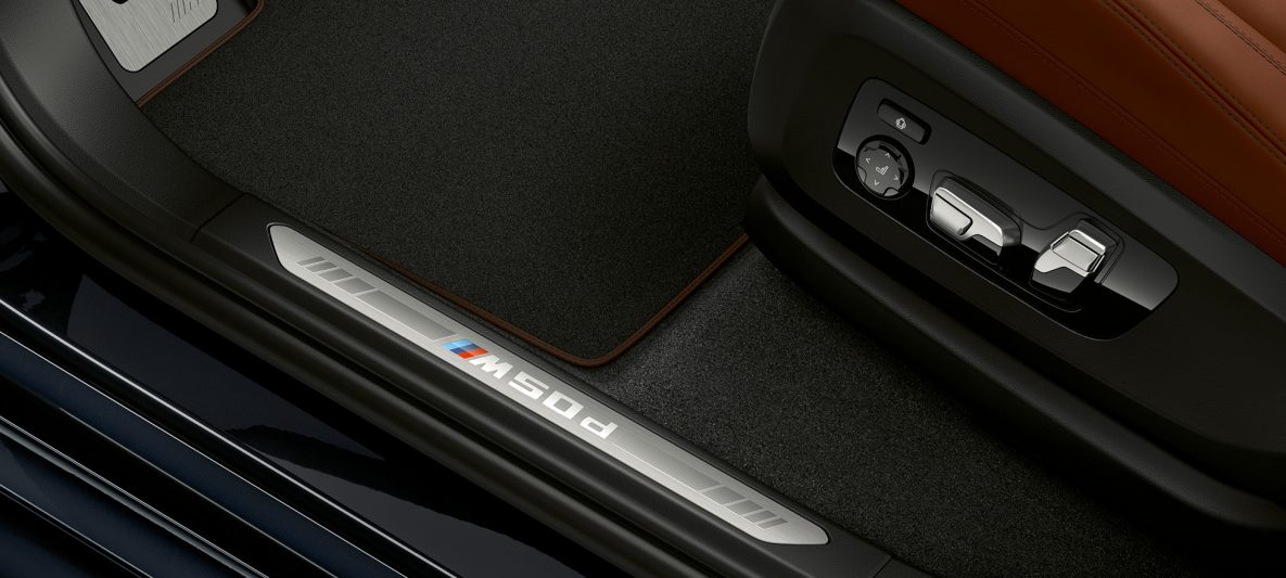 Einstiegsleiste mit M Schriftzug BMW X5 M50d G05 Interieur