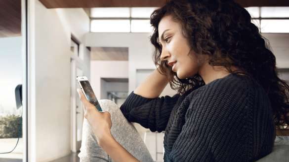Frau mit Mobiltelefon